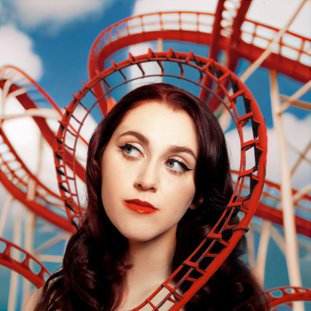 „Em Beihold: Neue Single ‚Roller Coasters Make Me Sad‘ bewegt emotionale Achterbahn“